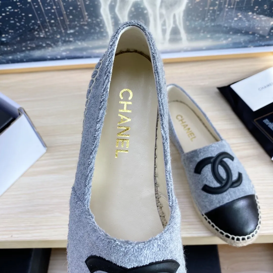 👟👟Ex-factory price 440👟👟 24s new color Chanel ✈️2023s spring and summer new fisherman shoes 😍😍Taikoo Hui purchased three pairs of original development 🐂🐂with purchasing white double-layer outer packaging 🤩Original one-to-one shipment ❗️❗️Code number: 34-42 (34 41 42 customized)
